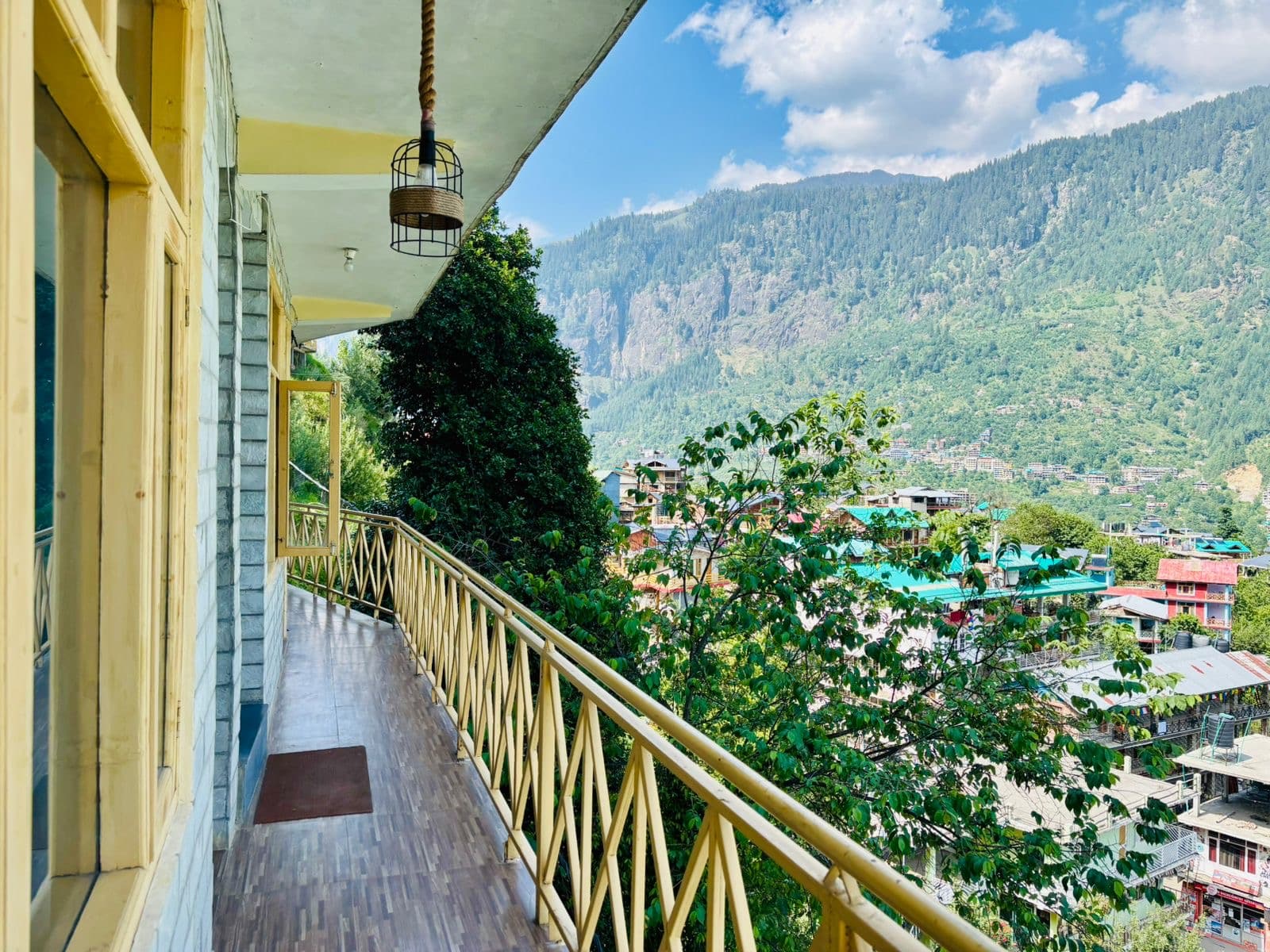 Wall artist in manali